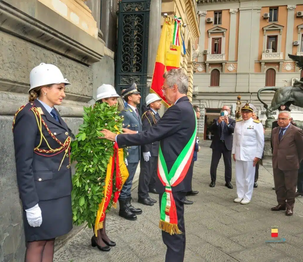 sindaco manfredi depone corona di fiori anniversario mo anniversario quattro giornate di napoli