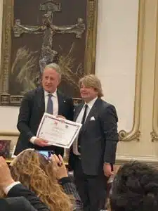 Il rettore dell'università Federico II di Napoli Matteo Lorito riceve la nomination al Leone d'oro di Venezia dal presidente Sileno Candelaresi