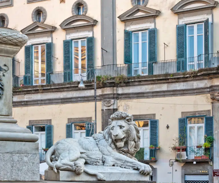 piazza dei martiri napoli leoni