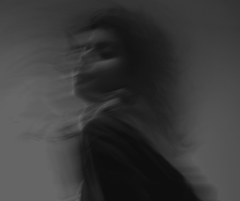 fantasma donna che fugge piazza bovio