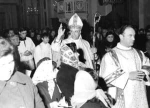 Padre Cozzolino benedice fedeli durante cerimonia religiosa